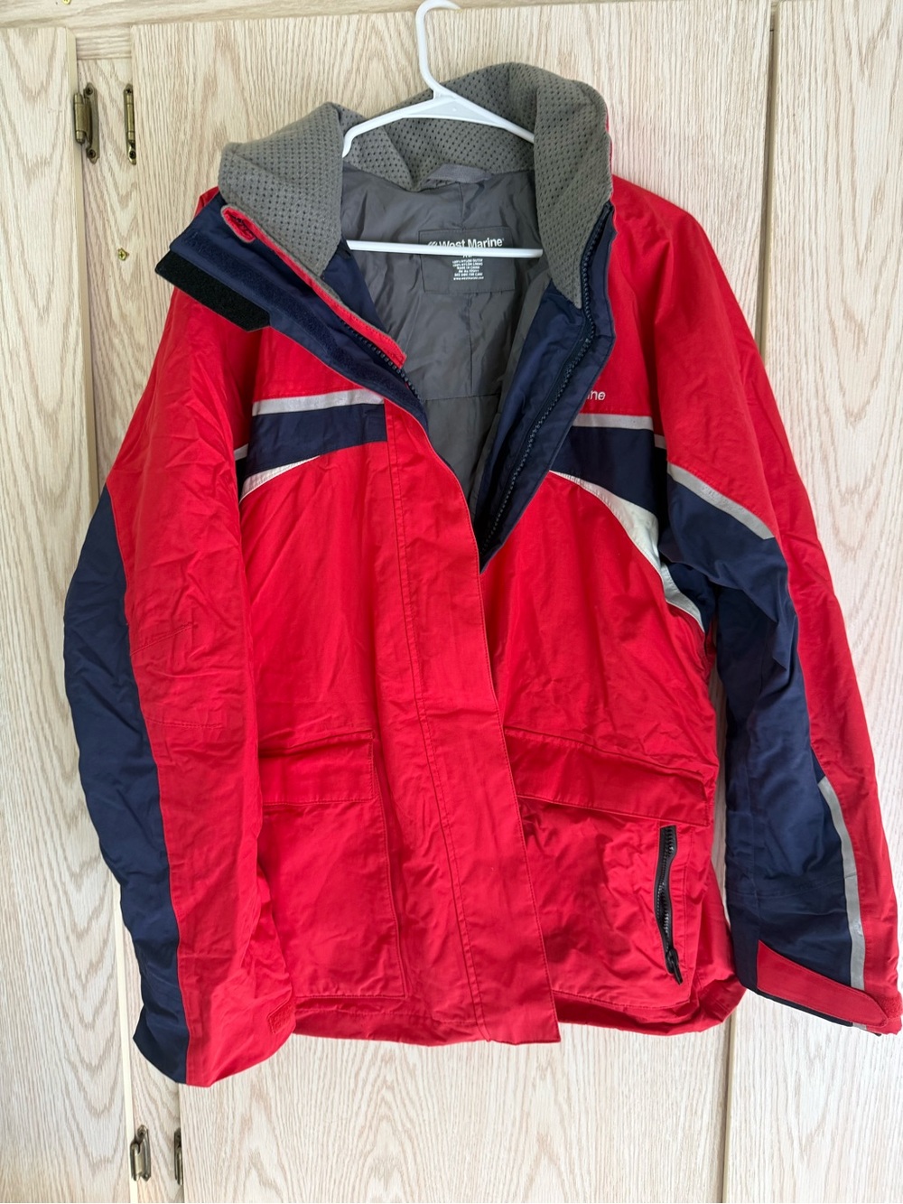 Red & Navy Colorblock Insulated Puffer Jacket by Helly Hansen